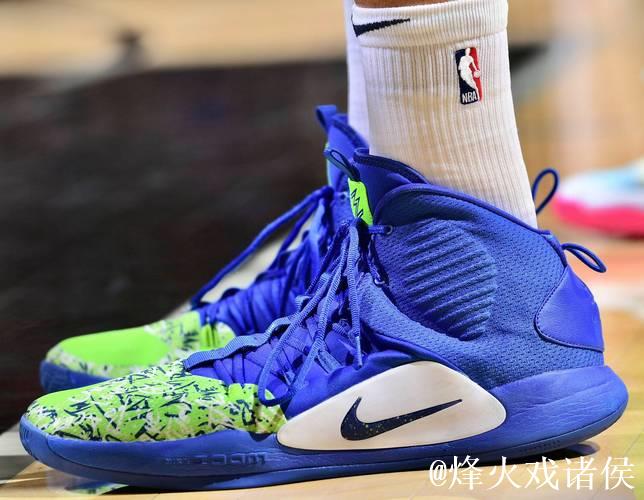 小史密斯身着蓝色Select3.0，高效斩获16分10篮板4助攻