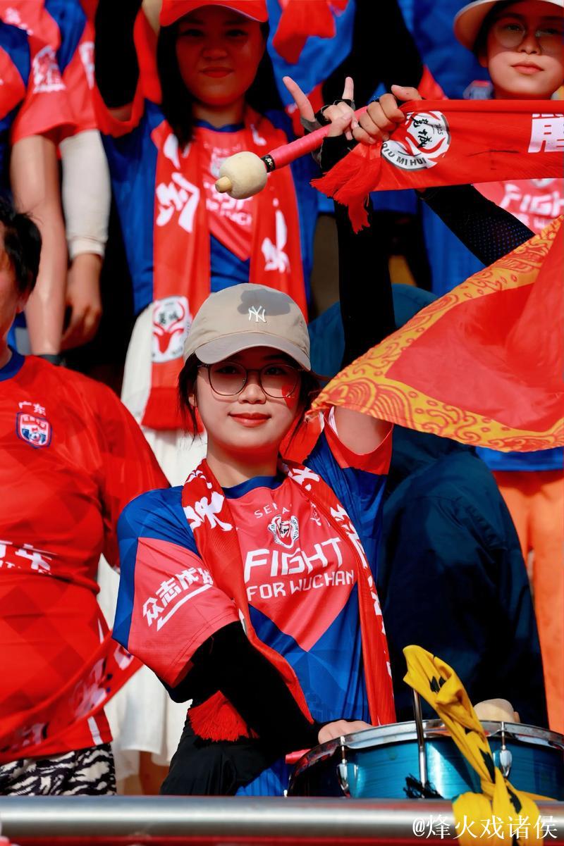 吴川球迷激情点燃省超决赛次现场